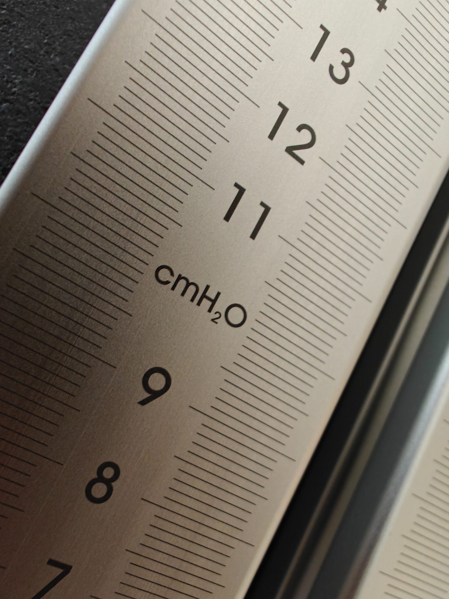 Schwarze Anlassbeschriftung auf Natur eloxiertem Aluminium