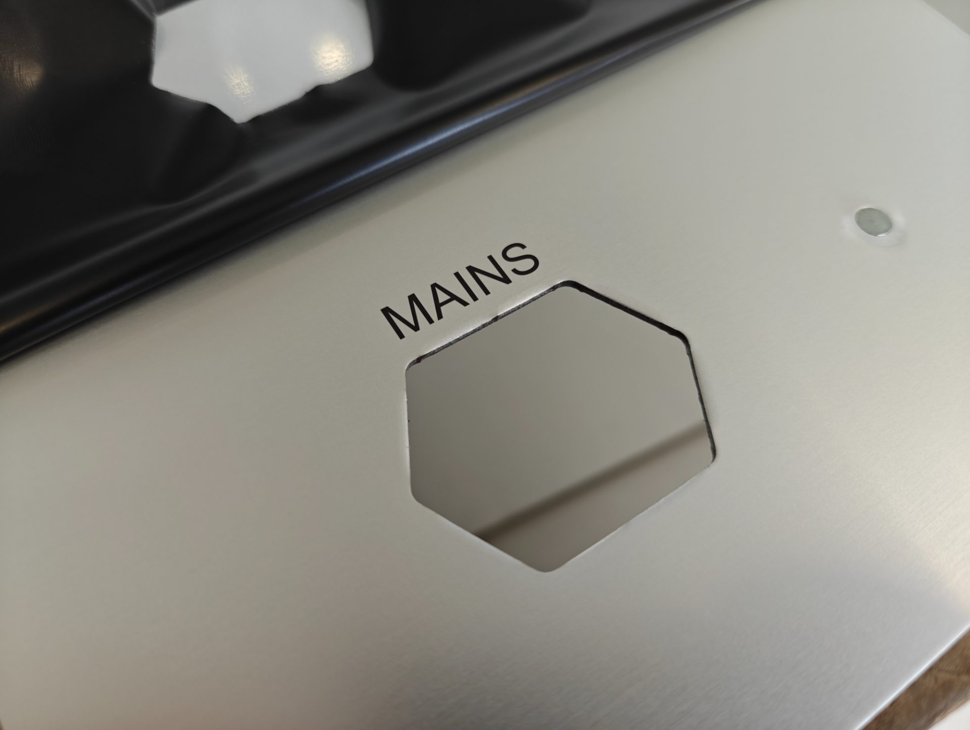 Schwarze Anlassbeschriftung auf eloxiertem Aluminium