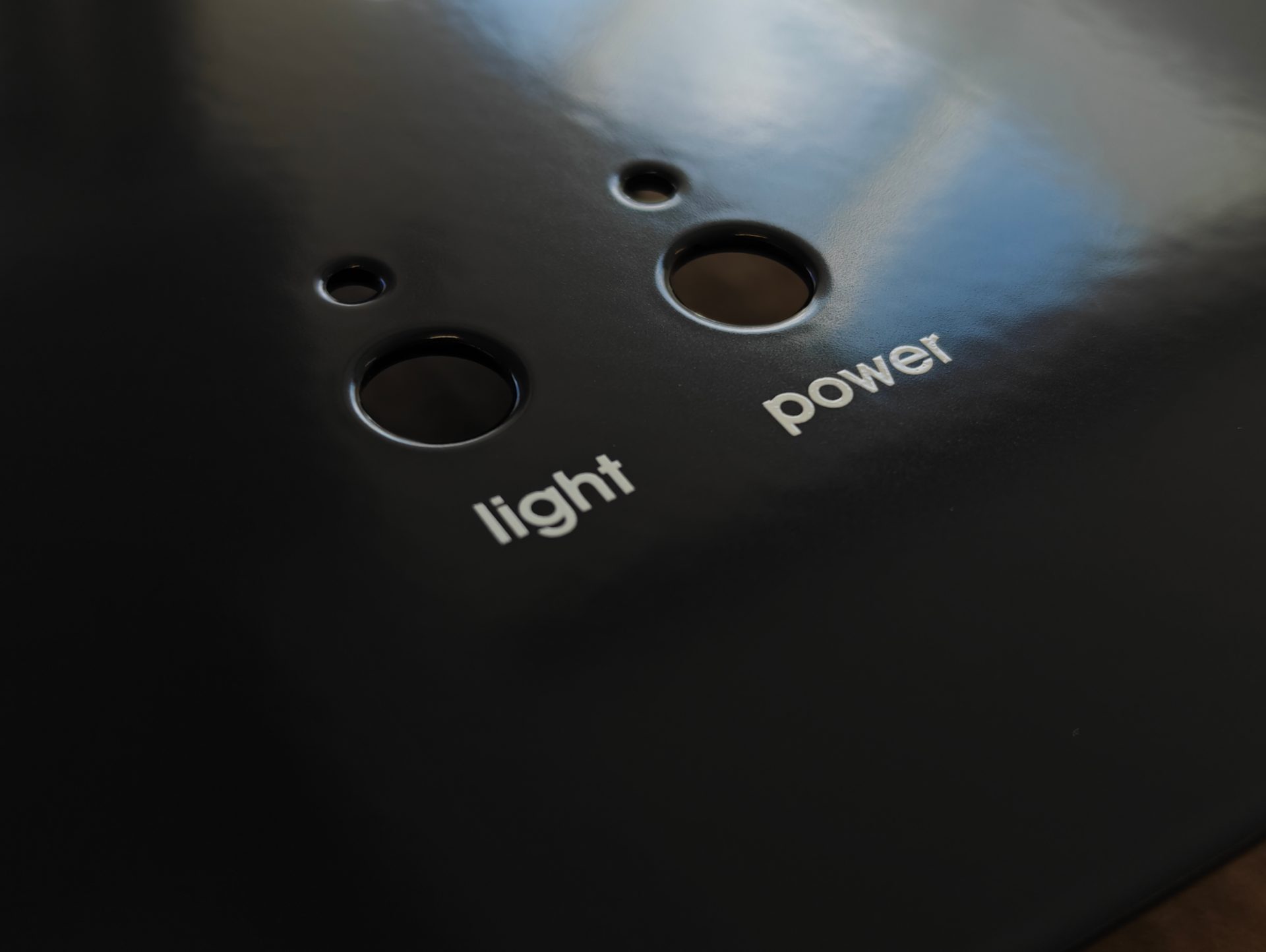 Weißer Siebdruck auf schwarzer Pulverbeschichtung